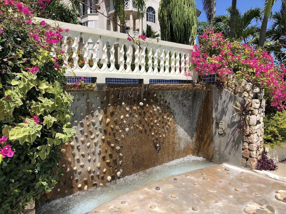 Skycastles Condominiums Ocho Rios Exterior photo