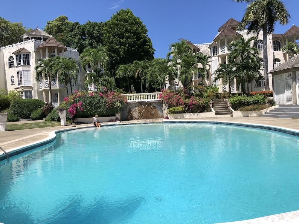 Skycastles Condominiums Ocho Rios Exterior photo