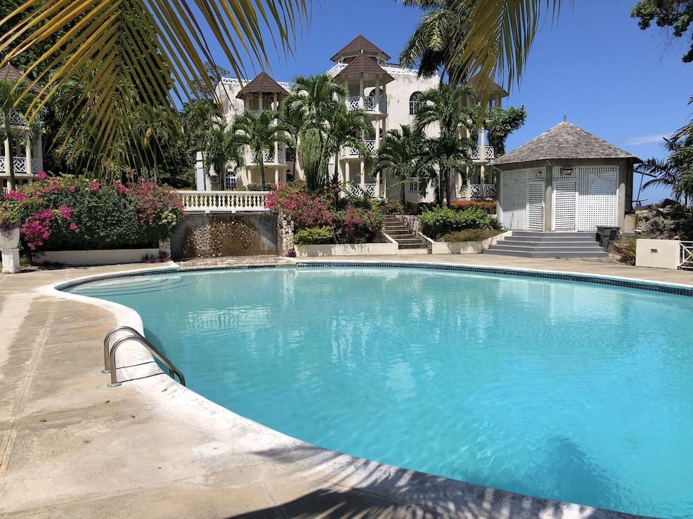 Skycastles Condominiums Ocho Rios Exterior photo